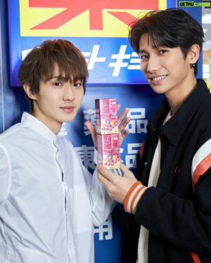 Nat Chen Instagram - K4來到台北行天宮的松本清瘋狂購物啦🔥
還玩了一個小遊戲大家可以期待一下😉
其實是因為在日本買的Chocola BB極緻膠原錠已經吃完了，雖然購買的方式很多，但我們四人還是約了一天一起帥帥的去補貨✌️
一起走進店面後，有種穿越回到12月我們一起去東京松本清的感覺，一樣是在人來人往的市中心、店面乾淨明亮、氣候也都冷冷的然後我們四個聚在一起🥰
哇我們一起經歷了好多好多，但不用感傷，因為我們都還在彼此身邊❤️

#ChocolaBB #ChocolaBBCollagen 
#ChocolaBBCollagenPremium 
#松本清 
#ChocolaBB極緻膠原錠