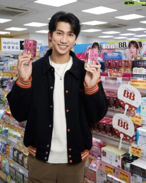 Nat Chen Instagram - K4來到台北行天宮的松本清瘋狂購物啦🔥
還玩了一個小遊戲大家可以期待一下😉
其實是因為在日本買的Chocola BB極緻膠原錠已經吃完了，雖然購買的方式很多，但我們四人還是約了一天一起帥帥的去補貨✌️
一起走進店面後，有種穿越回到12月我們一起去東京松本清的感覺，一樣是在人來人往的市中心、店面乾淨明亮、氣候也都冷冷的然後我們四個聚在一起🥰
哇我們一起經歷了好多好多，但不用感傷，因為我們都還在彼此身邊❤️

#ChocolaBB #ChocolaBBCollagen 
#ChocolaBBCollagenPremium 
#松本清 
#ChocolaBB極緻膠原錠