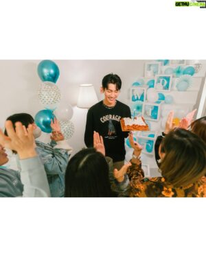 Nat Chen Instagram - 謝謝大家的生日祝福❤️
真的是第一次同時被這麼多人祝福🙏
然後呢身為一個資深的狗勾衣獵人
要來介紹一下我這次穿的狗勾衣是 @50_fifty_percent 的秋冬限定款「狗狗印花大學TEE」
一共有八個顏色分別是八個不同品種的狗勾，可以給各位狗勾衣獵人好好參考😉
資深狗勾衣獵人在這邊提前祝大家聖誕節快樂🎄
適合相聚的冬季我們都穿一樣的狗狗大學印花 TEE
#fiftypercent #適合相聚的冬季我們都穿一樣的 #聚會必備狗狗印花TEE #狗狗印花大學TEE
#狗狗 #毛小孩