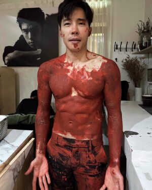 Nat Sakdatorn Instagram - The Wrath of 'ART' | #TheSignลางสังหรณ์

อยากบอกว่า อ่านเมนต์ในโซเชียลต่างๆ แล้วใจฟูมาก ขอบคุณมากๆๆๆ ครับ ได้มาเป็น “Art" เพราะเจอพี่ @aaanuttapong ผกก ตอนไปถ่ายหนังอีกเรื่องช่วงใกล้กัน (พี่เอเป็น acting coach ให้เรื่องนั้น) แล้วพี่เอก็เลยชวนมารับเชิญเรื่องนี้ อ่านบทแล้วรู้สึกว่าตัวละครนี้น่าเล่นมาก มีมิติทั้งในแง่ความเป็น artist ความสัมพันธ์กับคนรัก รวมถึงปมอาการป่วย ท้าทายดี เลยตอบตกลง เป็นบทที่ไม่ง่ายเลย ใช้พลังเยอะมาก แต่บทแบบนี้แหละที่นักแสดงอย่างเราอยากกระโจนเข้าหา อยู่ๆ ก็เลยได้มาทำงานศิลปะสาดสีอย่างที่เห็น ขอบคุณพี่เอที่เอาโจทย์ยากมาให้ 55 ไม่ได้เจอน้องเซ้นต์ตอนถ่าย แต่เห็นน้องกล้าทำอะไรใหม่ๆ ออกมานำเสนอวงการก็ดีใจ ขอบคุณ @panntp สำหรับการเป็น partner การแสดงที่ไว้ใจกันและปล่อยสุดตลอด และขอบคุณทีมงาน น้องๆ นักแสดงทุกคนที่เต็มที่ในการเข้าซีนด้วยกันทุกซีนด้วยครับ 🙏

It's a complex and challenging role like this (and especially in a production that's daring like this) that really pushes me and ignites my passion for acting. I‘ve read all the comments online, and I just wanna say that seeing how you guys did feel something while watching this character means a lot to me. It makes all the work I put into this absolutely worth it. Hope you enjoy this series to the end. And shoutout to the cast & crew for being committed to delivering meticulous work!