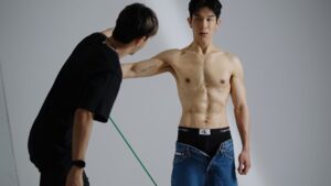 Nat Thewphaingam Instagram - Natthew The Passion
Fitness Passion in Korea
17-18 May 2024 Diary

”N.A.T.E. body profile creation และฉันที่จะเป็นทุกอย่างให้เธอแล้ว“
 
วันที่ 17-18 พฤษภาคม เป็นวันที่สำคัญของผมและนักเรียน N.A.T.E. Body Profile Creation ทุกคนที่มาเกาหลีพร้อมกันกับผม ในทริปนี้ผมดีลกับสตูดิโอ MYOSA ไว้ 2 วัน แบ่งเป็นการถ่ายรูปของ นร.หญิง วันที่17 และ นร.ชาย วันที่18
 
ผมรับหน้าที่เป็นคนดูแล พาทุกคนไปถ่ายรูปที่สตูดิโอ โดยพาเดินทางโดยรถไฟใต้ดิน จากที่พักย่าน Hapjeong ไปที่สตูดิโอย่าน Magok
 
เราทุกคนต้องไปแต่งหน้า-ทำผมกันที่ Salon ก่อนไปที่สตูดิโอ ซึ่งทั้งสองที่ห่างกันแค่ 1 ช่วงตึก และด้วยอากาศที่เย็นสบาย การเดินจากที่หนึ่งไปยังอีกที่หนึ่งก็เป็นเรื่องชิล ไม่ยมเหงื่อตก หรือหน้าเยิ้มแบบอยู่บ้านเราไทยแลนด์
 
ที่สตูดิโอ เราได้รับการช่วยเหลือจากน้องฝน ที่รับงานล่ามให้เราทั้งสองวัน
ส่วนผม ก็มีหน้าที่ดูแลนักเรียน ช่วยให้คำแนะนำในการเตรียมตัวถ่ายรูป อย่างสุดความสามารถที่สุด
 
ทุกอย่างราบรื่นดี สนุกมากๆ และดีใจมากๆ ที่ได้เป็นส่วนหนึ่งของประสบการณ์ยิ่งใหญ่ครั้งหนึ่งในชีวิตของนักเรียนทุกคนนะครับ

@natehealthylife 
#fitnessmotivation #fitness