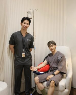 Nat Thewphaingam Instagram - เก็บงานก่อนไปเกาหลีครับ ที่ The Loft Clinic สาขาใหม่เอี่ยม ที่อารีย์ 

ขอบคุณ @theloftclinicth และ คุณหมอ @bbright_thanasarn นะครับที่ช่วยดูแลนะครับ ☺️

หล่อมั่น ไปล่าฝันต่างแดนเลยครับผม 💪☺️💪☺️