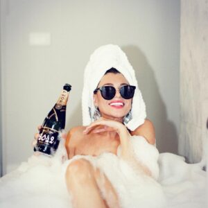 Natalia Khod Instagram - La vita è bella ❤️🍾 
@_irinadudina_ 
@leopoldohairandmakeup 
@oneshot_hotels 
@muy_sibarita 
@moetchandon 
@moethennessy 

#bath #champagne #moetchandon #model #lavitaebella #smile #crazy 
#modelmadrid #actrizmadrid #italianstyle #shooting