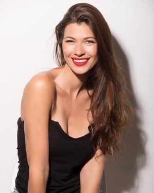Natalia Khod Instagram - Ya me tocaba renovar mi book en un estudio, lo hice con la persona que más confio y que sabe sacar mi mejor lado 😏❤️ 
Gracias @aliciaruizquesada 📸

P.D si necesitais fotos chulas escribidla de mi parte y os hace un descuento que es colega 😜😀

#bookactriz #actriz #model #shooting #redlips #cosmopolitan #vogue #posing #moda #magazine #lavitaebella #smile #madrid #modelmadrid #españa #actrizrusa #greeneyes #pantene #loreal
