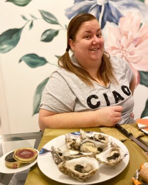 Natalia Khod Instagram - Así me acordaré de ti, con un plato de ostras y caviar por sorpresa. 
Por muy ocupada que estabas, siempre encontrabas tiempo para apoyar a tus amig@s y compartir con ellos todo lo mejor que tenías. 
Fuiste casi la única que me apoyaste en mi carrera de actriz. 
Nunca me olvidare de tus charlas de motivación, quizás un poco duras y de mala hostia, “Perque així s’aprèn amiga!” me decías… y es verdad. 
Fuiste casi la única persona que cocinaba por mi “Nati passat per casa que tinc algo per tu” y este “algo” era una mariscada, porque sabias que me gusta y no me lo podía permitir. 
Me ayudaste mucho en las situaciones más difíciles de la vida, porque sabías mejor que nadie como es sentirse sola y rechazada. 
Me hacías sentir casa. 
Gracias por darme tanto, me quedo con más ganas de tu arte ❤️🕊️

#itziarcastro