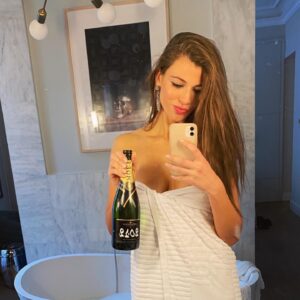 Natalia Khod Instagram - La vita è bella ❤️🍾 
@_irinadudina_ 
@leopoldohairandmakeup 
@oneshot_hotels 
@muy_sibarita 
@moetchandon 
@moethennessy 

#bath #champagne #moetchandon #model #lavitaebella #smile #crazy 
#modelmadrid #actrizmadrid #italianstyle #shooting