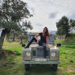 Natalia Khod Instagram - Cada vez que visito a MI OLIVO🌳se convierte en una aventura inolvidable.
Esta vez hemos plantado 100 olivos y nos lo pasamos a lo grande 😜

Gracias a @adoptaunolivo y @miolivo por dejarme ser parte de vuestra familia. ❤️

@siropemmm @albertoalfonsop 

#miolivo #apadrinaunolivo #teruel #aventura #campo #montaña #oliete #crazytrip #friends #landrover @landroverspain #olivo