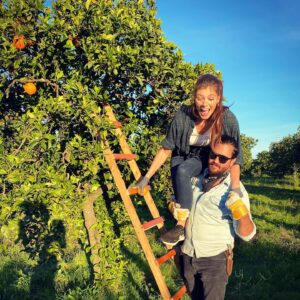 Natalia Khod Instagram - Unas cuantas toneladas de la mejor naranja 🍊 para HAMBRECERO.ES 
@hambrecero.es 

Lo recogimos en muy poco tiempo con este equipo tan salao 🧂👏💪 💃🏻 
@squareventures @alvarocuadrado @tatianaruizz @danielmchef4 @euruiz_ @javier.extremera 

#ong #sevilla #naranja #hambrecero 
#andalucia #spain #orange #flamenco #friends #naturaleza #campo #granja #arbol #rockandroll