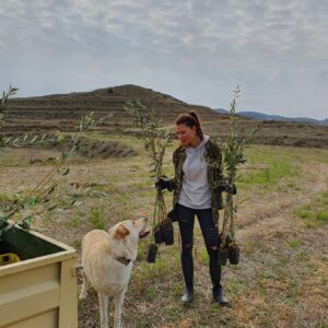 Natalia Khod Instagram - Cada vez que visito a MI OLIVO🌳se convierte en una aventura inolvidable.
Esta vez hemos plantado 100 olivos y nos lo pasamos a lo grande 😜

Gracias a @adoptaunolivo y @miolivo por dejarme ser parte de vuestra familia. ❤️

@siropemmm @albertoalfonsop 

#miolivo #apadrinaunolivo #teruel #aventura #campo #montaña #oliete #crazytrip #friends #landrover @landroverspain #olivo