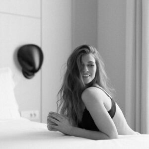 Natalia Khod Instagram - “Ella era diferente en todos los sentidos. Incluso tenía esa rara manera de extrañar,
fingiendo que no le importaba”

-Mario Benedetti ❤️

📷 @_irinadudina_ 

💅🏾 @leopoldohairandmakeup 

🏨 @oneshot_hotels 

#ella #hotelroom #shooting #smile #blackandwhite #italianstyle #bedroom #look #model #modelmadrid #actriz #actrizmadrid #actrizrusa #intimissimi @intimissimiofficial #nostalgia