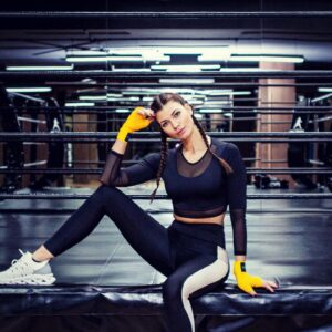 Natalia Khod Instagram - 🥊 Boom 💥 

@_irinadudina_ 📸

@fightlandspain 🥊

@mariodelarosa.act (personal trainer😜) 

@skywox_esp 👗

#fightland #boxing #shooting #trenzas #modelmadrid #model #actriz #box #hairstyle
