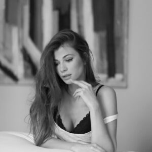 Natalia Khod Instagram - Que gusto me da ponerme en manos de @_irinadudina_ 📷 y @leopoldohairandmakeup 💄 y en un espacio tan privilegiado @oneshot_hotels 🏨

#shooting #photography #hotel #oneshothotels #actriz #actrizmadrid #modelmadrid #nostalgia #blackandwhite #beauty #inlove