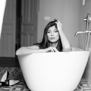 Natalia Khod Instagram - 🛁❤️

@_irinadudina_ @leopoldohairandmakeup 
@oneshot_hotels 

#bath #nostalgia #shooting #paz #modelmadrid #model #actriz #actrizmadrid #blackandwhite #hotelroom #posing #melancolia