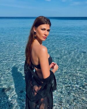 Natalia Khod Instagram - 🎶 “Sapore di sale
Sapore di mare
Un gusto un po' amaro
Di cose perdute
Di cose lasciate
Lontano da noi
Dove il mondo è diverso
Diverso da qui ...” 🎶 🌊 ❤️
•
•
•
#summer #beach #playa #verano #mar #model #actrizmadrid #italianstyle #dolcegabbana  @dolcegabbana #posing #lavitaebella #caribe #almeria #bikini #saporedimare