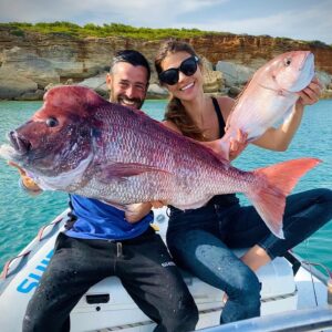 Natalia Khod Instagram - “Hoy no vamos a pescar na , que la marea está muy baja, pero al meno nos echamo unas risas “- decía  Rafa. 🤷🏻‍♀️😂

Gracias por las risas, por el pedazo de pez y por una experiencia inolvidable, volveré pronto a por más 😜 🎣 

@rafa_elflecha @virginiamchef4 @ocean.arrow @howkfishing 
•
•
•
#fishing #pargo #mar #pesca #boat #sea #risas #amigos #fish #cadiz #españa #verano #summertime #lavitaebella #eldiamasfelizdemivida #cheflife #chef #fisherman