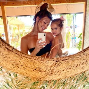 Natalia Khod Instagram - Ibiza 2020 🌴con La Niña Magica 

@drairatxediaz @alex_de_pablo 

•
•
•
#ibiza #chef #privatechef #mirrors #baby #babygirl #bikini #surf #verano #summer #selfie #kids #playing