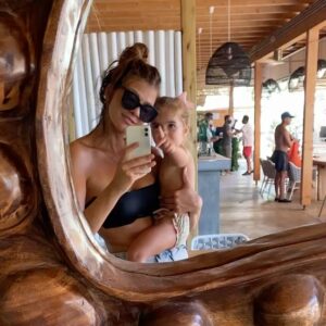 Natalia Khod Instagram - Ibiza 2020 🌴con La Niña Magica 

@drairatxediaz @alex_de_pablo 

•
•
•
#ibiza #chef #privatechef #mirrors #baby #babygirl #bikini #surf #verano #summer #selfie #kids #playing