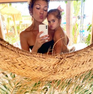 Natalia Khod Instagram - Ibiza 2020 🌴con La Niña Magica 

@drairatxediaz @alex_de_pablo 

•
•
•
#ibiza #chef #privatechef #mirrors #baby #babygirl #bikini #surf #verano #summer #selfie #kids #playing