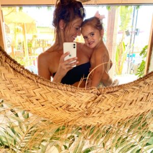 Natalia Khod Instagram - Ibiza 2020 🌴con La Niña Magica 

@drairatxediaz @alex_de_pablo 

•
•
•
#ibiza #chef #privatechef #mirrors #baby #babygirl #bikini #surf #verano #summer #selfie #kids #playing