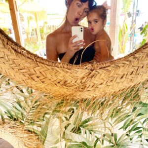 Natalia Khod Instagram - Ibiza 2020 🌴con La Niña Magica 

@drairatxediaz @alex_de_pablo 

•
•
•
#ibiza #chef #privatechef #mirrors #baby #babygirl #bikini #surf #verano #summer #selfie #kids #playing