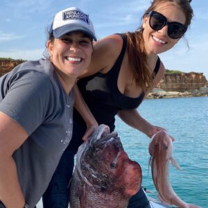 Natalia Khod Instagram - “Hoy no vamos a pescar na , que la marea está muy baja, pero al meno nos echamo unas risas “- decía  Rafa. 🤷🏻‍♀️😂

Gracias por las risas, por el pedazo de pez y por una experiencia inolvidable, volveré pronto a por más 😜 🎣 

@rafa_elflecha @virginiamchef4 @ocean.arrow @howkfishing 
•
•
•
#fishing #pargo #mar #pesca #boat #sea #risas #amigos #fish #cadiz #españa #verano #summertime #lavitaebella #eldiamasfelizdemivida #cheflife #chef #fisherman