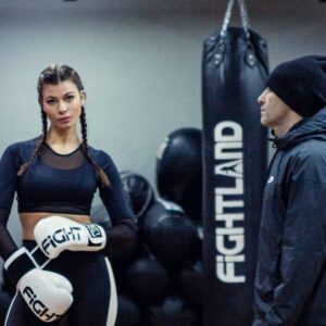 Natalia Khod Instagram - 🥊 Boom 💥 

@_irinadudina_ 📸

@fightlandspain 🥊

@mariodelarosa.act (personal trainer😜) 

@skywox_esp 👗

#fightland #boxing #shooting #trenzas #modelmadrid #model #actriz #box #hairstyle