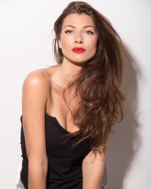 Natalia Khod Instagram - Ya me tocaba renovar mi book en un estudio, lo hice con la persona que más confio y que sabe sacar mi mejor lado 😏❤️ 
Gracias @aliciaruizquesada 📸

P.D si necesitais fotos chulas escribidla de mi parte y os hace un descuento que es colega 😜😀

#bookactriz #actriz #model #shooting #redlips #cosmopolitan #vogue #posing #moda #magazine #lavitaebella #smile #madrid #modelmadrid #españa #actrizrusa #greeneyes #pantene #loreal