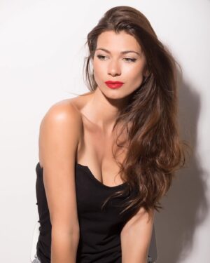 Natalia Khod Instagram - Ya me tocaba renovar mi book en un estudio, lo hice con la persona que más confio y que sabe sacar mi mejor lado 😏❤️ 
Gracias @aliciaruizquesada 📸

P.D si necesitais fotos chulas escribidla de mi parte y os hace un descuento que es colega 😜😀

#bookactriz #actriz #model #shooting #redlips #cosmopolitan #vogue #posing #moda #magazine #lavitaebella #smile #madrid #modelmadrid #españa #actrizrusa #greeneyes #pantene #loreal