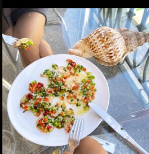 Natalia Khod Instagram - 🐚 🇵🇹 
Lo que más me hace disfrutar de este país son sus mercados, el mejor pescado fresco y marisco que he visto en mi vida! 🦀🐟🦐
Ayer estuve en la lonja de Matosinhos y encontré un caracol gigante 🐚! No sabía como cocinarlo, pero me habéis dado muchas ideas , gracias 🙏🏻 😉😘
El plato ha quedado riquísimo, y la concha me la llevo de recuerdo a Madrid ☺️
•
•
•

#shellfish #caracol #portugal #oporto #bizzarefoods #seafood #market #chefstalk #foodporn #vivalavidaloca #ceviche #chefslife 
#lunch