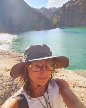 Natalia Lobo Instagram - Hay viajes que nos cambian el punto ....que son inesperados 
Saltos cuanticos que nos colocan en una nueva realidad mas colorida ....lugares magicos que vuelan por el aire habitando la mas maravillosa multidimensionalidad ....nuevos amigos que se sienten eternos ....abrazos , risas , musica , baile , canciones ,naturaleza ,  laberintos magicos cargados de historia
Hay lugares que nos paran la mente y nos anclan solo en el presente .... hay casas que curan ,  donde el tiempo no es lineal y todo se eleva en espiral 
Se requiere entrega para decirle que si a lo desconocido .... pero vale la pena arriesgarse 

Gracias , gracias , gracias....
 solo les digo gracias a todos , a todo  y  a cada uno 
 gracias 🤍

Fueron los tres dias mas hermosos y alegres  de los ultimos tiempos 💫

#fincalosalamos @laberintodeborgesok