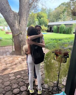 Natalia Lobo Instagram - Hay viajes que nos cambian el punto ....que son inesperados 
Saltos cuanticos que nos colocan en una nueva realidad mas colorida ....lugares magicos que vuelan por el aire habitando la mas maravillosa multidimensionalidad ....nuevos amigos que se sienten eternos ....abrazos , risas , musica , baile , canciones ,naturaleza ,  laberintos magicos cargados de historia
Hay lugares que nos paran la mente y nos anclan solo en el presente .... hay casas que curan ,  donde el tiempo no es lineal y todo se eleva en espiral 
Se requiere entrega para decirle que si a lo desconocido .... pero vale la pena arriesgarse 

Gracias , gracias , gracias....
 solo les digo gracias a todos , a todo  y  a cada uno 
 gracias 🤍

Fueron los tres dias mas hermosos y alegres  de los ultimos tiempos 💫

#fincalosalamos @laberintodeborgesok