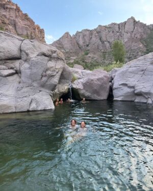 Natalia Lobo Instagram - Hay viajes que nos cambian el punto ....que son inesperados 
Saltos cuanticos que nos colocan en una nueva realidad mas colorida ....lugares magicos que vuelan por el aire habitando la mas maravillosa multidimensionalidad ....nuevos amigos que se sienten eternos ....abrazos , risas , musica , baile , canciones ,naturaleza ,  laberintos magicos cargados de historia
Hay lugares que nos paran la mente y nos anclan solo en el presente .... hay casas que curan ,  donde el tiempo no es lineal y todo se eleva en espiral 
Se requiere entrega para decirle que si a lo desconocido .... pero vale la pena arriesgarse 

Gracias , gracias , gracias....
 solo les digo gracias a todos , a todo  y  a cada uno 
 gracias 🤍

Fueron los tres dias mas hermosos y alegres  de los ultimos tiempos 💫

#fincalosalamos @laberintodeborgesok
