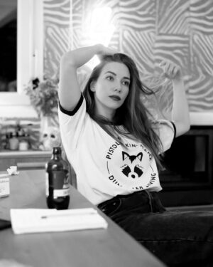 Natalia Rodríguez Instagram - Pistol Packin’ Mama tiene nuevas camisetas para que seas el kingQueen de la galgo party.
📷 @maisenosiain 
🐾 Bamba y Ratón