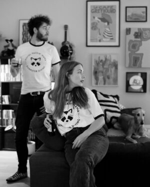 Natalia Rodríguez Instagram - Pistol Packin’ Mama tiene nuevas camisetas para que seas el kingQueen de la galgo party.
📷 @maisenosiain 
🐾 Bamba y Ratón