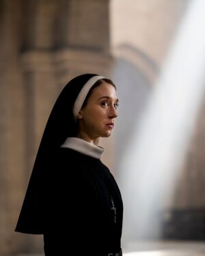 Natalia Safran Instagram - Continuing the Nun II theme through this Holy Sunday and celebrating St. Patrick’s with a few never before seen set images by the incomparable @calvobrunocine 🙏💚
#thenunmovie #thenun2 #taissa #happystpattys