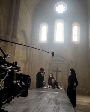 Natalia Safran Instagram - Continuing the Nun II theme through this Holy Sunday and celebrating St. Patrick’s with a few never before seen set images by the incomparable @calvobrunocine 🙏💚
#thenunmovie #thenun2 #taissa #happystpattys