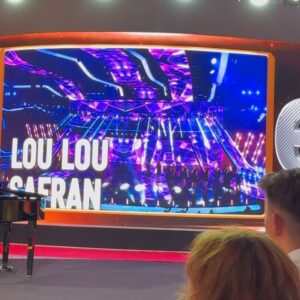 Natalia Safran Instagram - So proud of my baby @loulousafran holding her own w Poland’s biggest music stars, about to represent 10 new voices on country’s most legendary stage in #Opole. This year’s festival is especially celebratory after the recent fall of the backwards political regime and return of liberal values, good art and national solidarity. For once I got to be behind camera playing a paparazza at the seriously impressive @badzmyrazem.tvp press conference 
🇵🇱
Super dumna mama, bo Lou Lou dzielnie przygotowuje się do występu na naszej fenomenalnej scenie w Opolu w Debiutach ’24 z piosenką niezrównanego Czesława Niemena. Konferencja prasowa festiwalu podkreśliła ważność tegorocznej edycji i powrotu do dobrej muzyki i solidarnej atmosfery ✨Ogromna ekscytacja i niemałe nerwy!