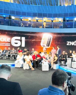 Natalia Safran Instagram - So proud of my baby @loulousafran holding her own w Poland’s biggest music stars, about to represent 10 new voices on country’s most legendary stage in #Opole. This year’s festival is especially celebratory after the recent fall of the backwards political regime and return of liberal values, good art and national solidarity. For once I got to be behind camera playing a paparazza at the seriously impressive @badzmyrazem.tvp press conference 
🇵🇱
Super dumna mama, bo Lou Lou dzielnie przygotowuje się do występu na naszej fenomenalnej scenie w Opolu w Debiutach ’24 z piosenką niezrównanego Czesława Niemena. Konferencja prasowa festiwalu podkreśliła ważność tegorocznej edycji i powrotu do dobrej muzyki i solidarnej atmosfery ✨Ogromna ekscytacja i niemałe nerwy!