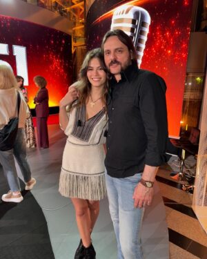 Natalia Safran Instagram - So proud of my baby @loulousafran holding her own w Poland’s biggest music stars, about to represent 10 new voices on country’s most legendary stage in #Opole. This year’s festival is especially celebratory after the recent fall of the backwards political regime and return of liberal values, good art and national solidarity. For once I got to be behind camera playing a paparazza at the seriously impressive @badzmyrazem.tvp press conference 
🇵🇱
Super dumna mama, bo Lou Lou dzielnie przygotowuje się do występu na naszej fenomenalnej scenie w Opolu w Debiutach ’24 z piosenką niezrównanego Czesława Niemena. Konferencja prasowa festiwalu podkreśliła ważność tegorocznej edycji i powrotu do dobrej muzyki i solidarnej atmosfery ✨Ogromna ekscytacja i niemałe nerwy!