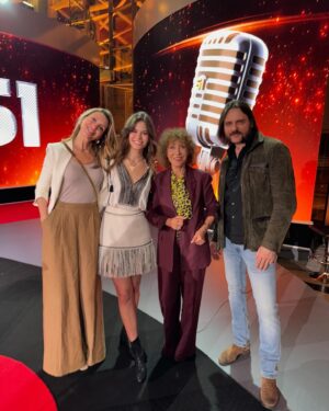 Natalia Safran Instagram - So proud of my baby @loulousafran holding her own w Poland’s biggest music stars, about to represent 10 new voices on country’s most legendary stage in #Opole. This year’s festival is especially celebratory after the recent fall of the backwards political regime and return of liberal values, good art and national solidarity. For once I got to be behind camera playing a paparazza at the seriously impressive @badzmyrazem.tvp press conference 
🇵🇱
Super dumna mama, bo Lou Lou dzielnie przygotowuje się do występu na naszej fenomenalnej scenie w Opolu w Debiutach ’24 z piosenką niezrównanego Czesława Niemena. Konferencja prasowa festiwalu podkreśliła ważność tegorocznej edycji i powrotu do dobrej muzyki i solidarnej atmosfery ✨Ogromna ekscytacja i niemałe nerwy!