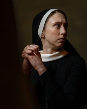 Natalia Safran Instagram - Continuing the Nun II theme through this Holy Sunday and celebrating St. Patrick’s with a few never before seen set images by the incomparable @calvobrunocine 🙏💚
#thenunmovie #thenun2 #taissa #happystpattys