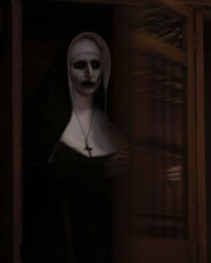 Natalia Safran Instagram - Continuing the Nun II theme through this Holy Sunday and celebrating St. Patrick’s with a few never before seen set images by the incomparable @calvobrunocine 🙏💚
#thenunmovie #thenun2 #taissa #happystpattys