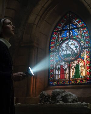 Natalia Safran Instagram - Continuing the Nun II theme through this Holy Sunday and celebrating St. Patrick’s with a few never before seen set images by the incomparable @calvobrunocine 🙏💚
#thenunmovie #thenun2 #taissa #happystpattys
