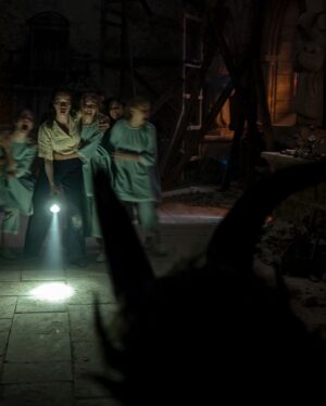 Natalia Safran Instagram - Continuing the Nun II theme through this Holy Sunday and celebrating St. Patrick’s with a few never before seen set images by the incomparable @calvobrunocine 🙏💚
#thenunmovie #thenun2 #taissa #happystpattys