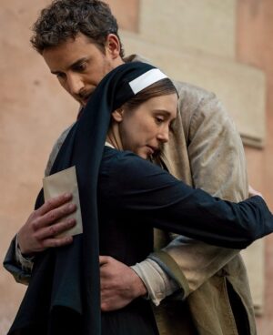 Natalia Safran Instagram - Almost missed my Sunday NUN 2 post 🫢 This one goes out to @jonasbloquet the marvelous Belgian actor we met in 1st @thenunmovie as Frenchie and whose name we learn in the 2nd is Maurice. He gets a rough treatment from Valak and Jonas is such a skilled actor, it was riveting watching his transformation on set, as Maurice descends into a very dark place. Jonas is one of the loveliest and coolest people you’ll ever meet and working with him in Provence was a true pleasure. He is passionate about his craft and a very generous with his fellow actors. His career is definitely won to watch! What did you think about Maurice’s storyline?
.
Set photos by Bruno Calvo
#thenunmovie #thenun2 #jonasbloquet #taissafarmiga #theconjuringuniverse