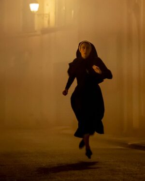 Natalia Safran Instagram - Continuing the Nun II theme through this Holy Sunday and celebrating St. Patrick’s with a few never before seen set images by the incomparable @calvobrunocine 🙏💚
#thenunmovie #thenun2 #taissa #happystpattys