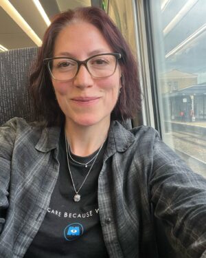 Natalie Haynes Instagram - Thank you, Bristol! You were brilliant, a full house at @waterstonesbristol 😊🧡 Next stop, @blackwelloxford on Wednesday… 🚂