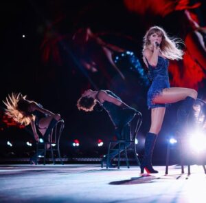 Natalie Lecznar Instagram - “It feels like one of those nights…” PARIS Let’s do this! 🇫🇷❤️