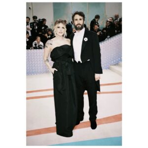 Natalie McQueen Instagram - Luckiest gal on the carpet @joshgroban 🖤

Thank you to @rebekahroy_ @davethomasstyle @davidbosscher @glamsquad @oscardelarenta @jimmychoo @ranjanakhan for creating my first Met look ✨