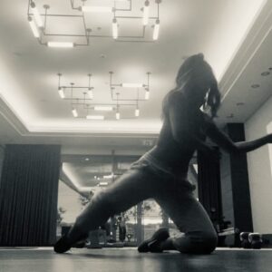 Natalie Mendoza Instagram - No workout today. Just gentle stretching in Budapest after a long evening shoot... getting rid of the lactic acid build up .. hip mobility, spirit adage, dance of the 🦋... #sorehips&legs #flowstate 
🧘🏻‍♀️🤍👑✨🙏🏾 #BudapestMarriott